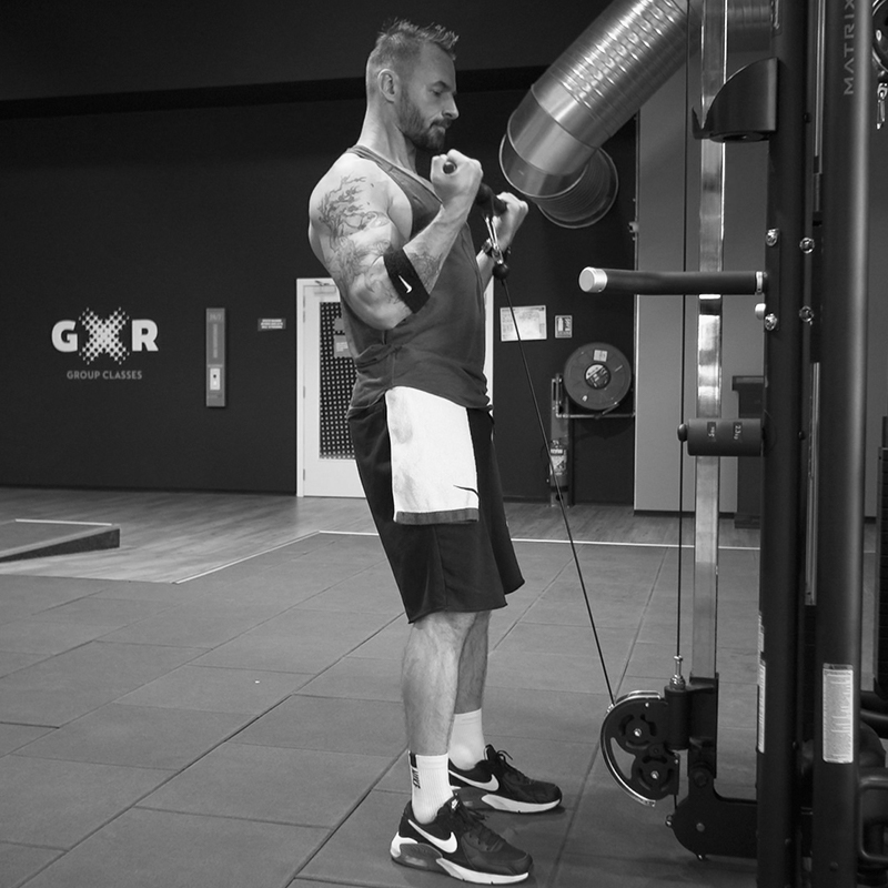 Curl biceps à la poulie basse, barre droite, prise supination Nolan Coach Sportif